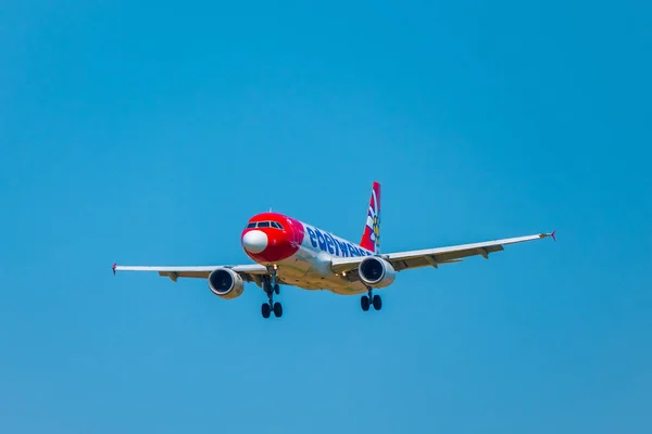 Edelweiss Airlines Flugzeug bereitet sich auf Landung am Tag auf internationalem Flughafen vor — Stockfoto