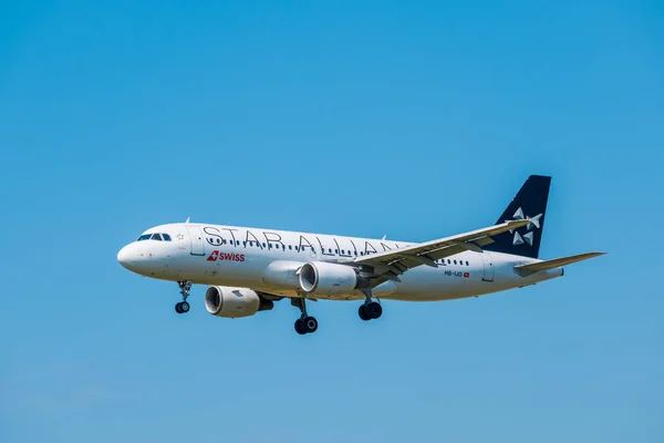 Aerolíneas de Star Alliance Bomardier Dash 8 Q400 preparándose para aterrizar en el aeropuerto internacional — Foto de Stock