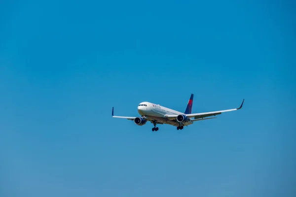 Avião da Delta se prepara para pousar no aeroporto internacional de Zurique — Fotografia de Stock