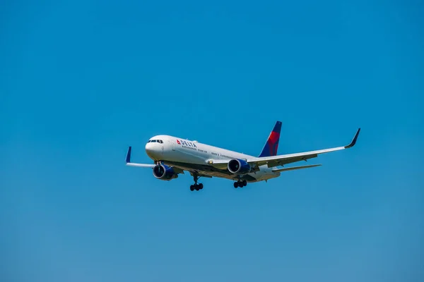 Delta Airlines Flugzeug bereitet sich auf die Landung am Tag auf dem Flughafen Zürich vor — Stockfoto