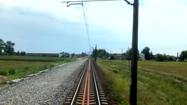 Viajando de trem, vista para os trilhos através da janela traseira — Vídeo de Stock