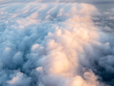 Kabarık bulutlar üst havadan görünümü