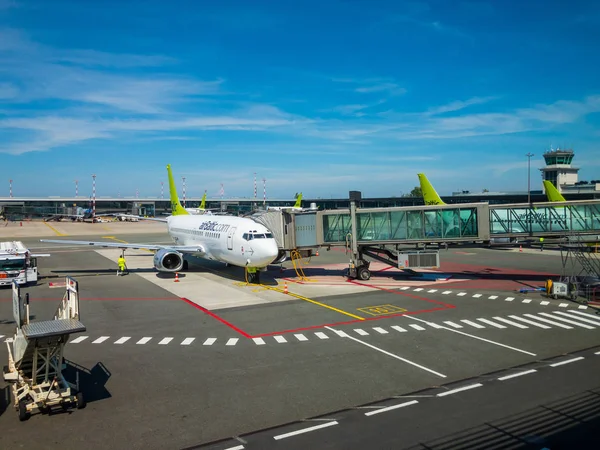Yerli havaalanında gün anda yatılı Airbaltic havayolları uçak