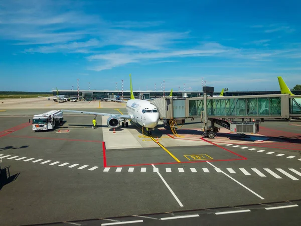 Flugzeuge der airbaltic Airlines steigen tagsüber auf dem Inlandsflughafen ein — Stockfoto