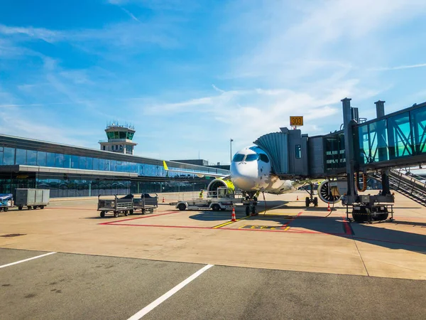 Aerolíneas Airbaltic abordaje de aviones en el aeropuerto nacional a la hora del día — Foto de Stock