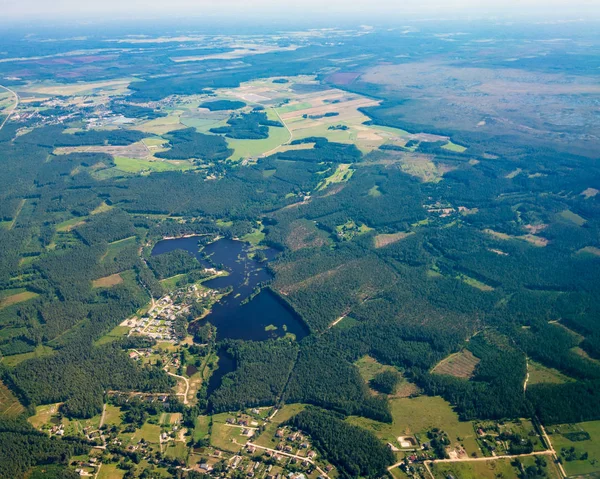 Vista aérea superior de um lado do país com pequenas aldeias — Fotografia de Stock