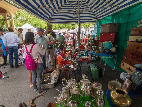 La gente visita el mercadillo en la ciudad vieja — Foto de Stock