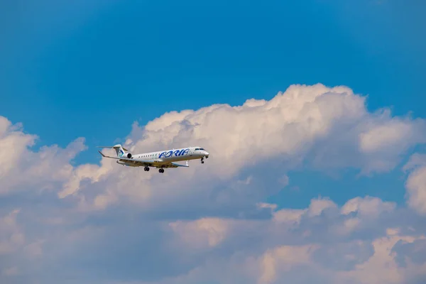 Adria Airlines aereo che vola nel cielo blu nuvoloso, preparandosi per l'atterraggio durante il giorno all'aeroporto internazionale di Zurigo — Foto Stock
