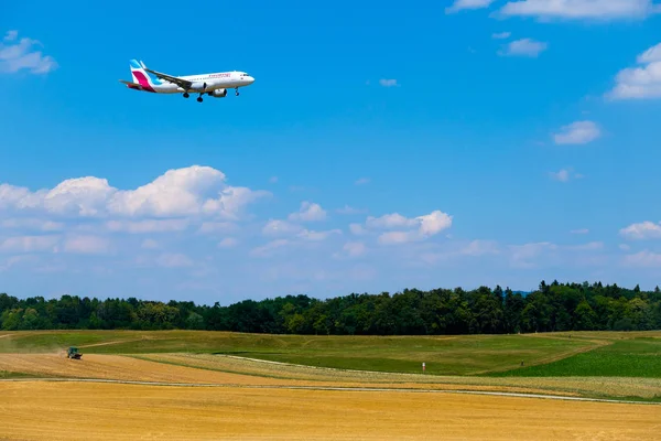 ユーロウィングス航空飛行機国際空港で一日の時間で着陸のための準備 — ストック写真