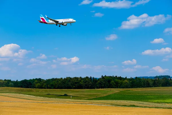 ユーロウィングス航空飛行機国際空港で一日の時間で着陸のための準備 — ストック写真