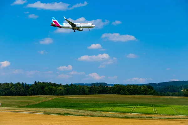 ユーロウィングス航空飛行機国際空港で一日の時間で着陸のための準備 — ストック写真