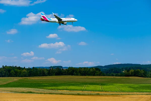 ユーロウィングス航空飛行機国際空港で一日の時間で着陸のための準備 — ストック写真