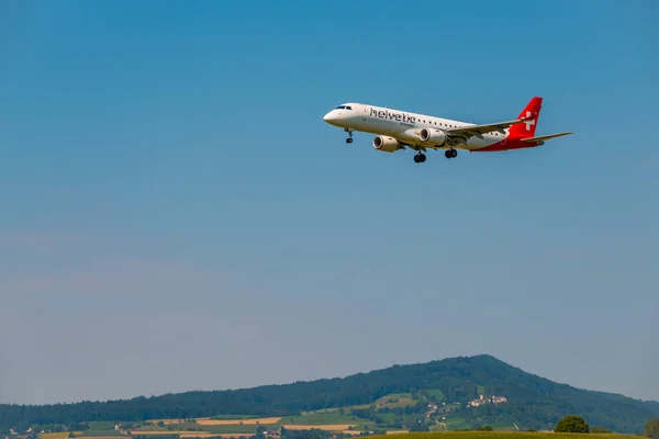 Aereo elvetico delle compagnie aeree svizzere che si prepara all'atterraggio di giorno nell'aeroporto internazionale — Foto Stock