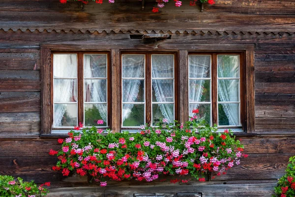 Typiska Schweiz trähus fönster — Stockfoto