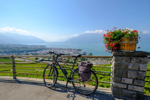 Podróże drogowego rower stoi na tle piękny letni krajobraz Szwajcarii — Zdjęcie stockowe