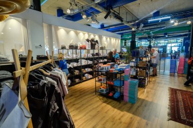 Hediyelik Dükkanı insanlarda Montreux Jazz Festivali Hatıra Eşyası satın almak