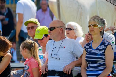 İnsanlar canlı müzik konser Montreux Jazz Festivali sırasında devam