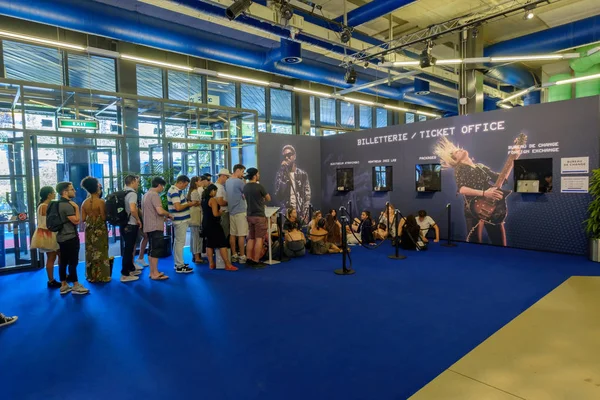 La gente en la fila para comprar entradas para el Festival de Jazz de Montreux, agotado —  Fotos de Stock