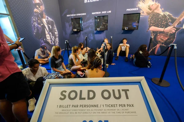 Personer i raden att köpa biljetter till Montreux Jazz festival, slutsåld — Stockfoto