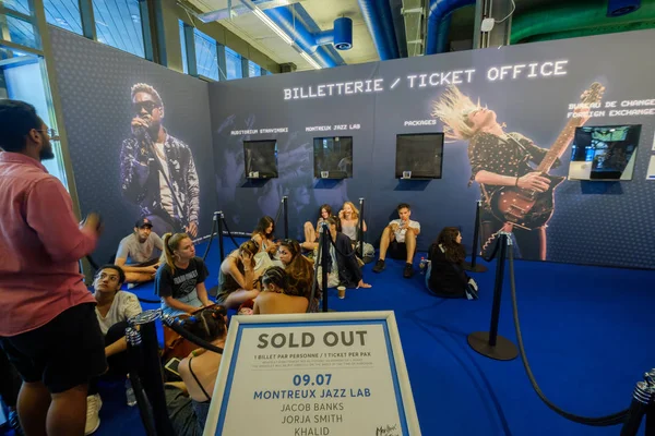 Personer i raden att köpa biljetter till Montreux Jazz festival, slutsåld — Stockfoto