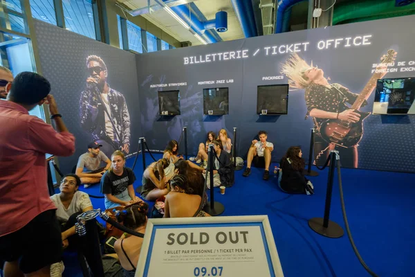 Personer i raden att köpa biljetter till Montreux Jazz festival, slutsåld — Stockfoto