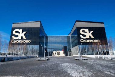 Yeni bina, Skolkovo Teknopark güneşli gün zaman