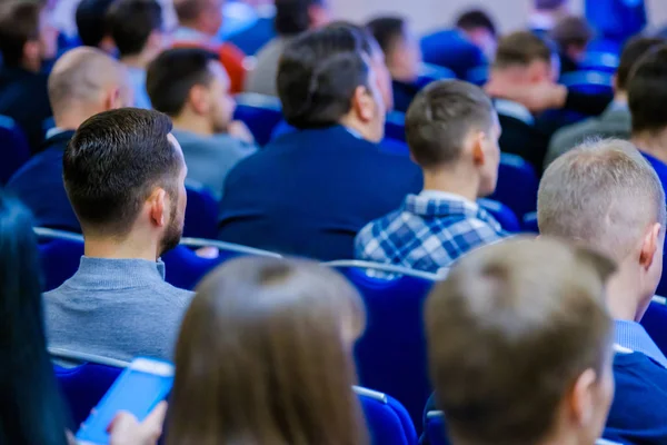 Le persone partecipano alla conferenza di business nella sala congressi — Foto Stock