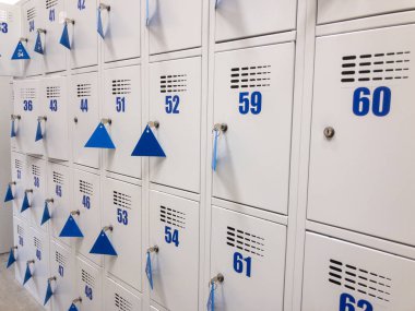 Soyunma odasında kilitlenebilir dolap