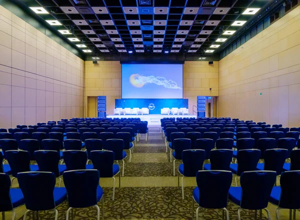 Interior de la sala de conferencias durante el congreso Blockchain — Foto de Stock