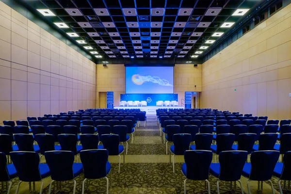 Interior da sala de conferências durante o congresso Blockchain — Fotografia de Stock