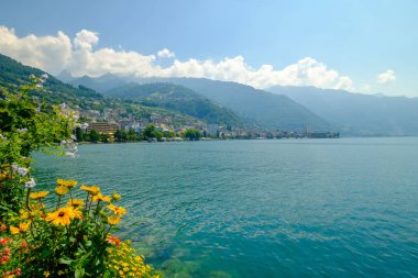 Montreux şehre Geneva Gölü dolgu güneşli yaz gününde görüntüleyin.