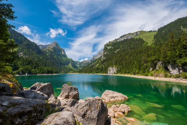 Bellissimo paesaggio estivo lago di montagna — Foto Stock