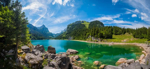 Beau paysage d'été lac de montagne — Photo