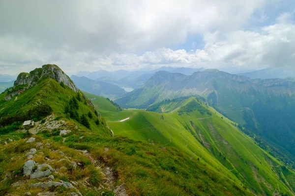 Montagne tipiche estive Paesaggio svizzero — Foto Stock