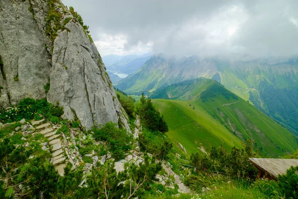 Montanhas típicas de verão Suíça paisagem — Fotografia de Stock