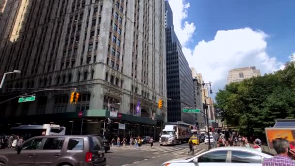 Stadslivet i Manhattan på dagtid — Stockvideo