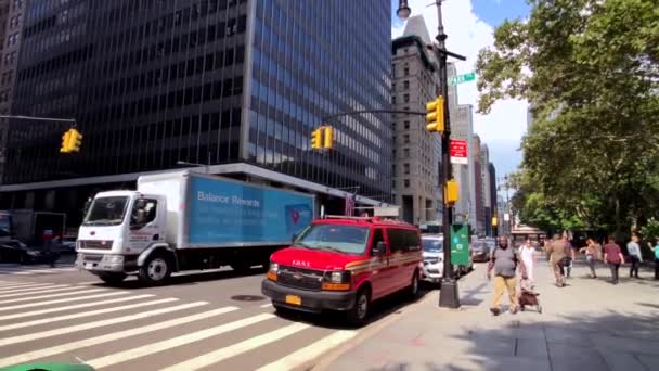La vida de la ciudad en Manhattan durante el día — Vídeo de stock
