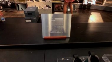 5th Avenue üzerinde bulunan şirket deposuna yeni denge taze koleksiyonu spor ayakkabı