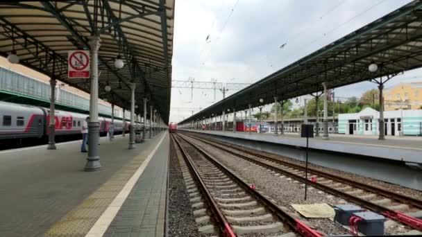 Tren que llega a la estación de tren en el lapso de tiempo del día — Vídeos de Stock