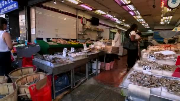 Pescado frío y otros mariscos se venden en Chinatown en el mercado — Vídeo de stock