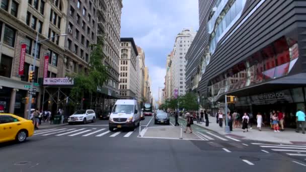 Muž úlovky taxi na 5th avenue — Stock video