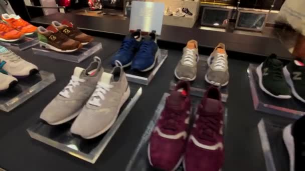 新平衡新鲜收集运动鞋在公司商店第五大道 — 图库视频影像