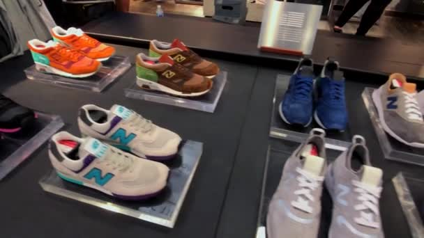 2018年9月6日 新平衡新鲜系列运动鞋在公司商店第五大道 — 图库视频影像