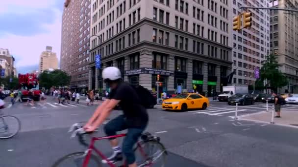 Vita di città a Manhattan durante il giorno — Video Stock