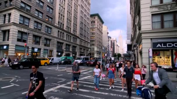 Vita di città a Manhattan durante il giorno — Video Stock