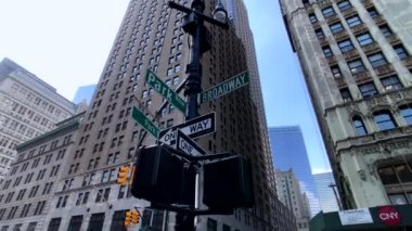 Arka planını gökdelenler, sokak işaretleri