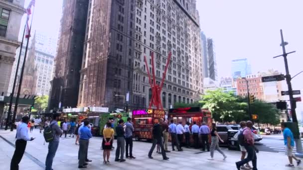 Vita di città a Manhattan durante il giorno — Video Stock
