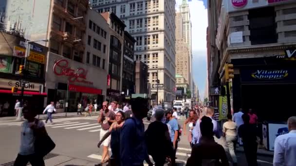 La vida de la ciudad en Manhattan durante el día — Vídeo de stock