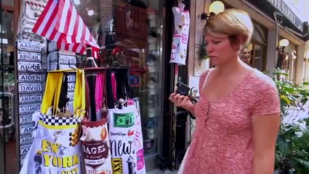 Souvenirs in a gift shop in China Town — Stock Video