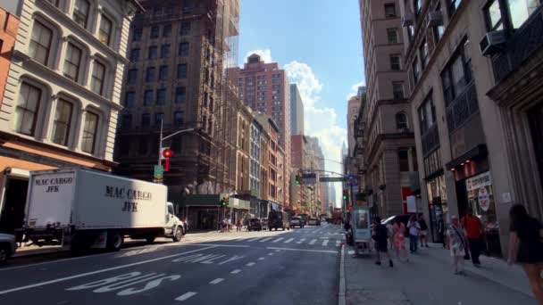 Życie miasta w Manhattan w czasie dnia — Wideo stockowe